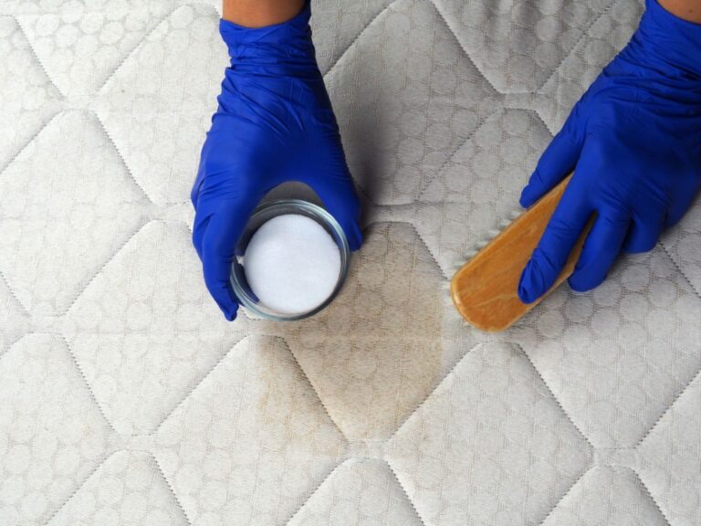 astuces de grand-mère pour enlever et désodoriser les taches d'urine sur un matelas