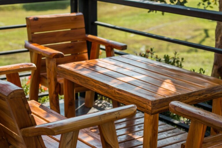 astuces de grand-mère pour nettoyer et entretenir votre salon de jardin en bois ou en plastique