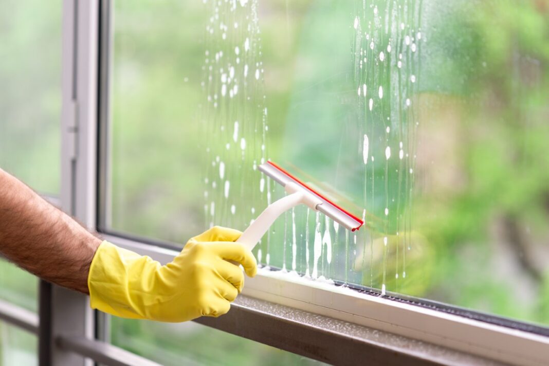 9 astuces de grand-mère pour nettoyer les vitres sans traces