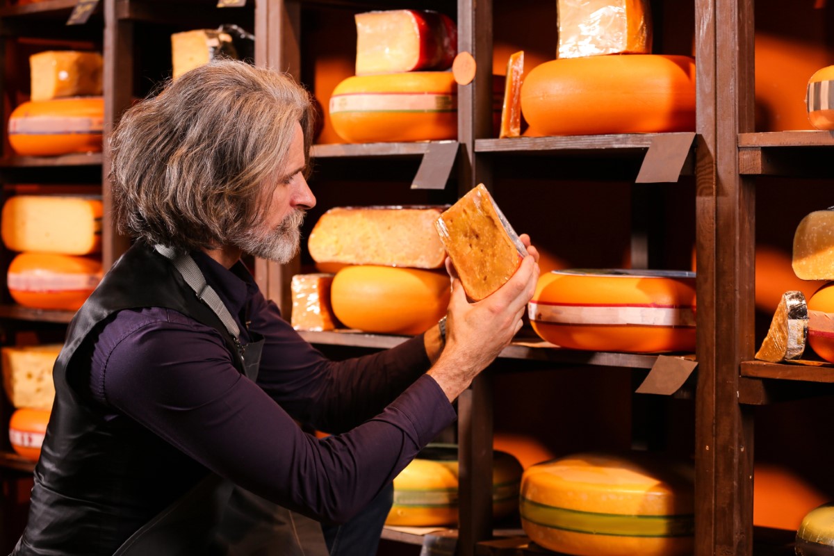 Faut-il (toujours) enlever la croûte du fromage ? L’erreur la plus fréquente, selon un affineur