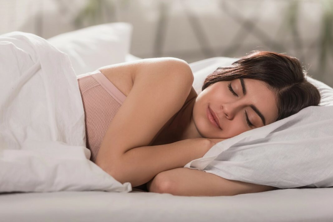 Pourquoi vous dormez mieux à l’hôtel que chez vous (et ce que vous pouvez vraiment reproduire)